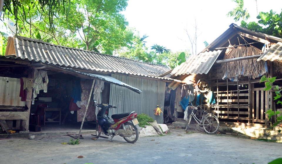 Quá nghèo, nam sinh trúng tuyển vào Học viện Ngân hàng phải từ bỏ ước mơ - 2 Sống trong một tổ ấm không lành lặn, thiếu thốn đủ bề, căn nhà tồi tàn như thế này, nhưng Kim đã biết vượt lên số phận, thi đậu vào đại học.