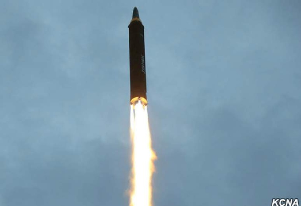 Triều Tiên công bố hình ảnh đầu tiên vụ phóng tên lửa qua Nhật Bản - 3
Bản tin của KCNA cho biết, tên lửa được phóng đi là tên lửa tầm trung Hwangsong-12. Tên lửa này đã rơi xuống khu vực được tính toán trước ở Thái Bình Dương và không đe dọa đến bất cứ quốc gia láng giềng nào. (Ảnh: KCNA)