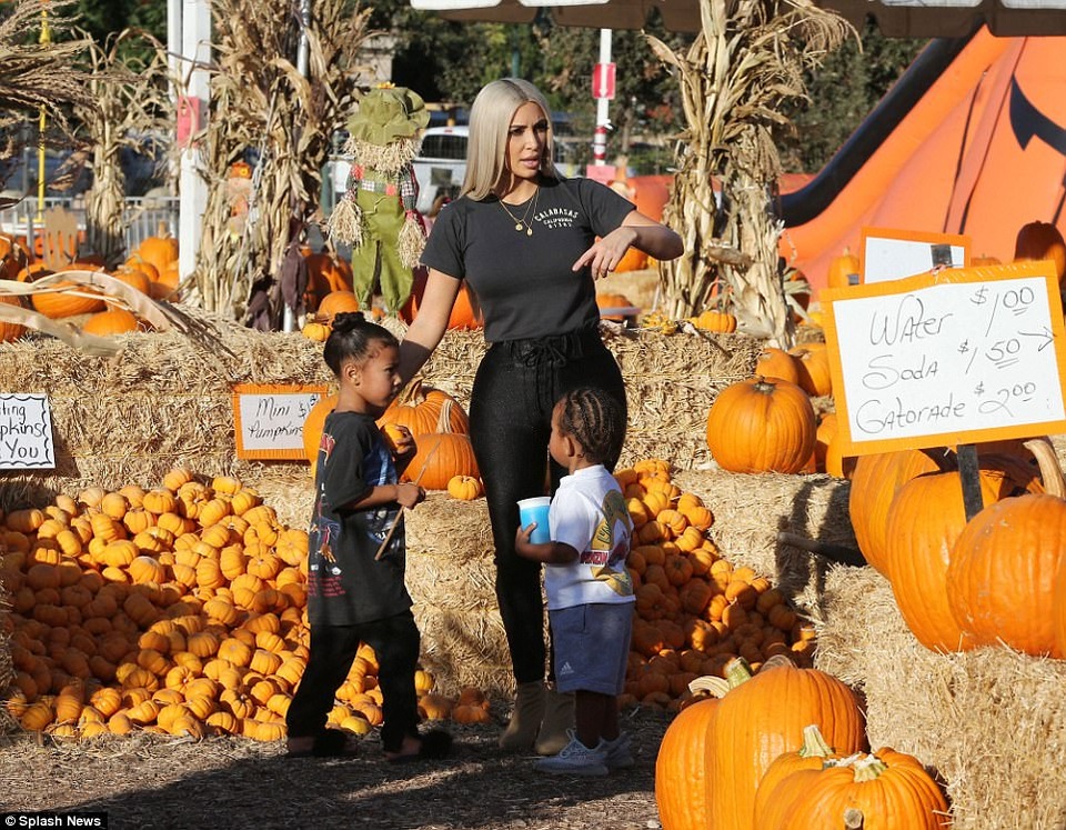 
Kim hiện đã quay lai với lịch ghi hình cho show truyền hình thực tế của gia đình - Keeping Up With The Kardashians được vài tuần nay.
