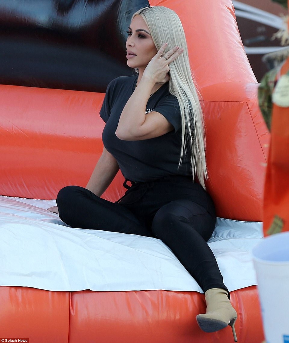 
Ngôi sao 36 tuổi điệu đà tạo dáng nhưng không quên quan sát các con đang chơi ở gần đó.
