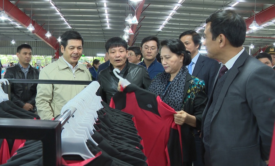 Chủ tịch Quốc hội Nguyễn Thị Kim Ngân thăm và làm việc với một số DN trên địa bàn tỉnh Thái Bình - 2
Đồng chí Nguyễn Thị Kim Ngân, Ủy viên Bộ Chính trị, Chủ tịch Quốc hội cùng các đồng chí lãnh đạo tỉnh kiểm tra hoạt động sản xuất, kinh doanh và thăm hỏi đời sống, việc làm của người lao động Nhà máy may số 1, Công ty Cổ phần Sản xuất hàng thể thao MXP1- Chi nhánh Thái Bình.