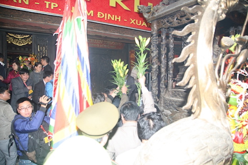 Lễ hội đền Trần: Sẽ phát ấn từ 5 giờ sáng ngày 15 tháng Giêng - 3 Cảnh cướp lộc ngay tại ban thờ đền Thiên Trường Lễ hội đền Trần năm 2016
