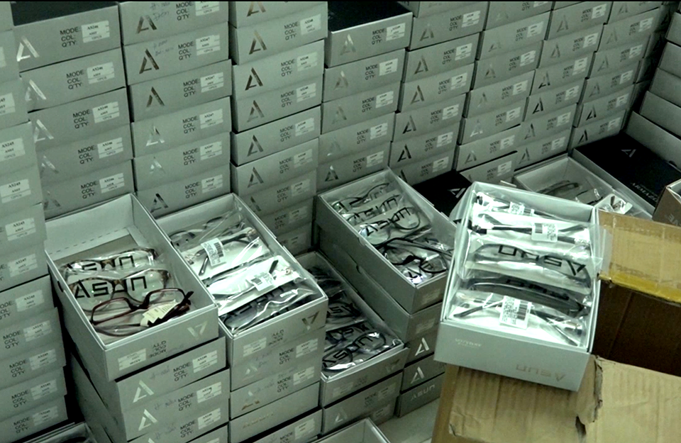 
Một góc của kho kính mập mờ nguồn gốc bị lực lượng chức năng phát hiện.
