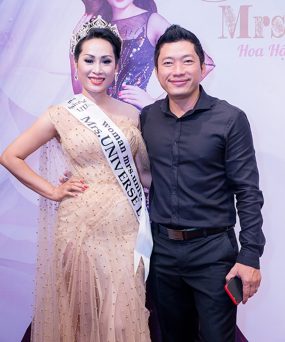 Diễn viên Kinh Quốc: “Tôi cưới vợ chứ không cưới đại gia” - 4
Vì mối quan hệ thân tình nên nam diễn viên Hướng nghiệp mới đưa bà xã đi dự sự kiện.