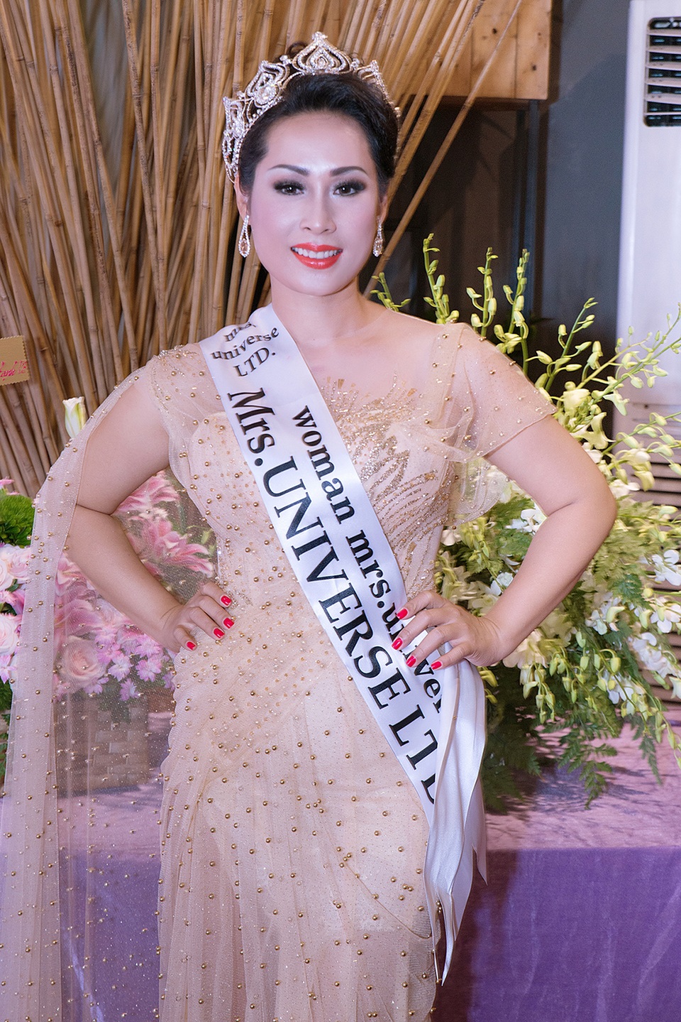 Diễn viên Kinh Quốc: “Tôi cưới vợ chứ không cưới đại gia” - 5 Hạnh Lê góp mặt tranh tài Mrs Universe 2017 tại Nam Phi và đã thắng 1 trong 2 giải thưởng danh giá nhất cuộc thi đó là Mrs Universe Ltd – Hoa hậu Qúy bà đại sứ hoàn vũ thế giới 2017 và được đặt cách vào thẳng Top 6 chung cuộc.