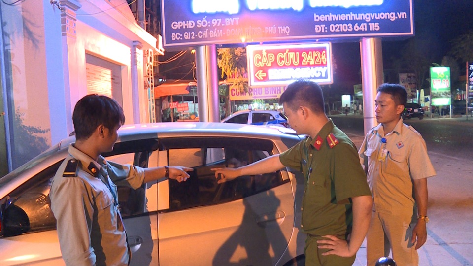 Bác thông tin ô tô ở bệnh viện bị bắn thủng kính bởi súng tự chế - 3 Lực lượng công an tiến hành khám nghiệm hiện trường.