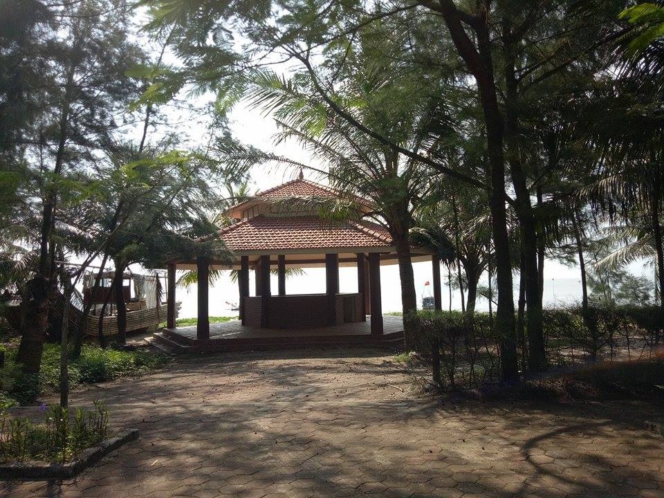 Công ty du lịch ngang nhiên phá rừng phòng hộ để... xây bể bơi - 2 Trong diện tích rừng phòng hộ, ngoài xây dựng bể bơi còn có một số ki ôt bán hàng