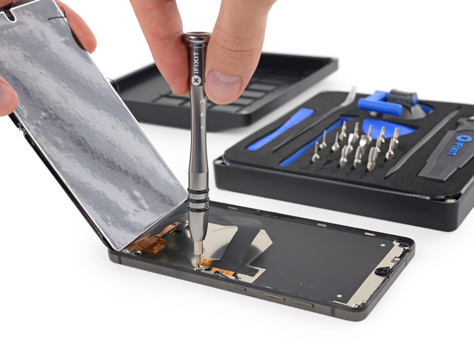 Các chuyên gia từ iFixit chỉ cho 1 điểm trên thang 10 về độ khó khi mở