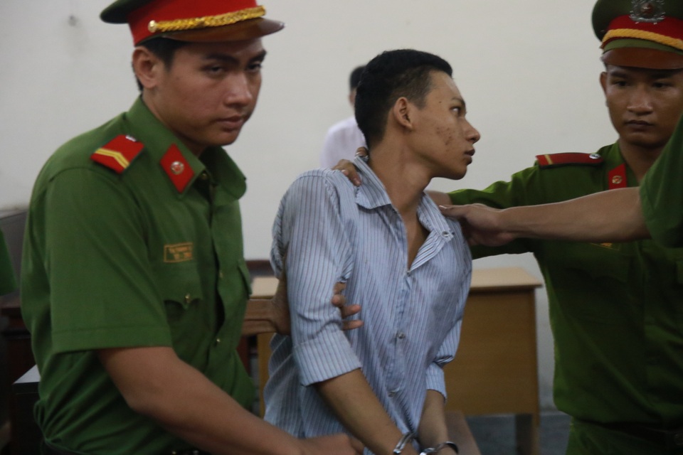 Con bạc thua bạc bỏ chạy bị chủ sòng đâm chết - 1 Bị cáo Duy tại tòa