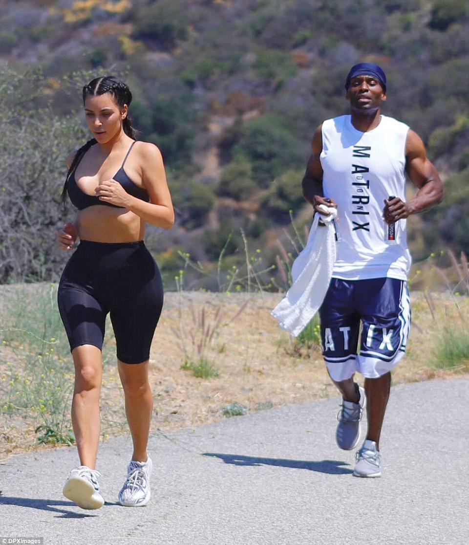 Kim Kardashian mặc gợi cảm đi tập thể dục - 2
Người đẹp siêu vòng ba chạy bộ cùng huấn luyện viên riêng Don-A-Matrix ở Los Angeles