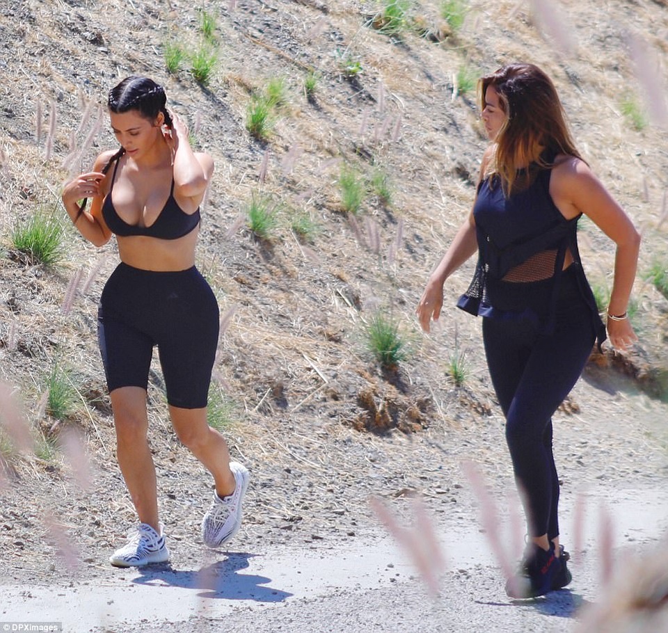 Kim Kardashian mặc gợi cảm đi tập thể dục - 4
Cùng đi tập với Kim còn có bạn thân của cô Carla DiBello