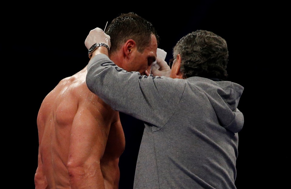 “Tiến sĩ búa thép” Klitschko bị hạ knock-out đầy đau đớn - 5 Tuy nhiên, anh đã lập tức trở lại thi đấu