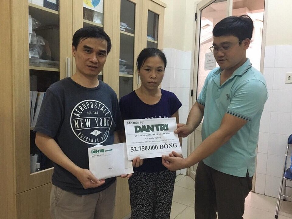 Hơn 50 triệu đồng đến với cô bé ung thư nằm đợi... “tử thần”! - 2 ... và trao số tiền của bạn đọc Dân trí cho gia đình