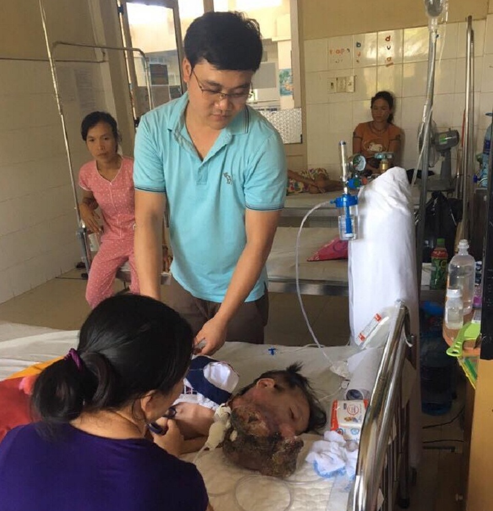 Hơn 50 triệu đồng đến với cô bé ung thư nằm đợi... “tử thần”! - 1 Phóng viên Dân trí đến Bệnh viện Trung ương Huế thăm bé Kim Ngân