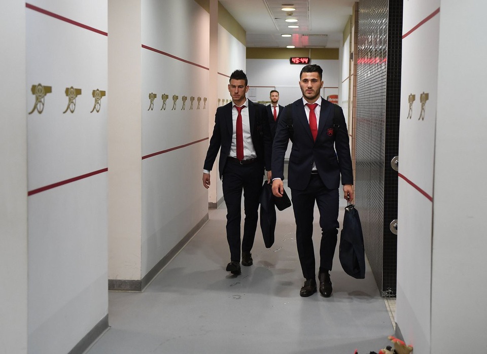 Arsenal 2-0 Tottenham: Chiến thắng xứng đáng - 12
Kolasinac (phải) và Kosielny (trái) tiến vào phòng thay đồ của Arsenal ở Emirates