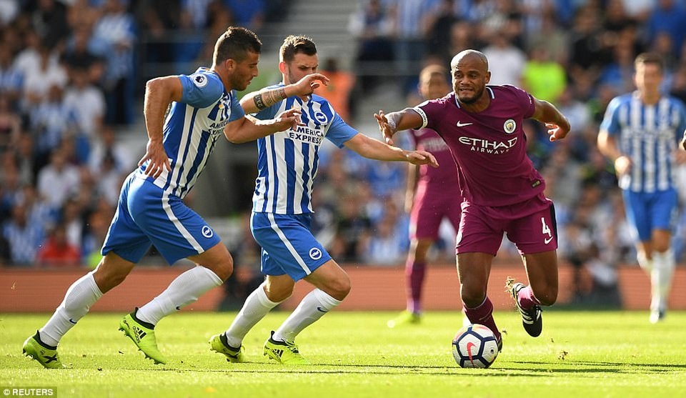 Brighton 0-2 Man City: Dấu ấn của Aguero - 3
Hai cầu thủ Brighton lao vào ngăn chặn Kompany (phải)