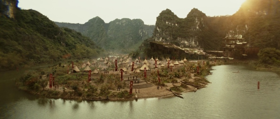 “Làng thổ dân” Ninh Bình hiện lên sống động trong Kong: Skull Island - 2 Ngôi làng thổ dân giữa bãi bồi Ninh Bình hiện lên đầy sống động trong phim. Ảnh: cắt từ clip.