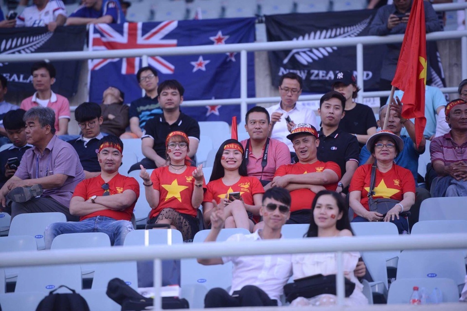 U20 Việt Nam 0-0 U20 New Zealand: Trận hòa xứng đáng - 9
Các cổ động viên Việt Nam đã có mặt ở trên sân