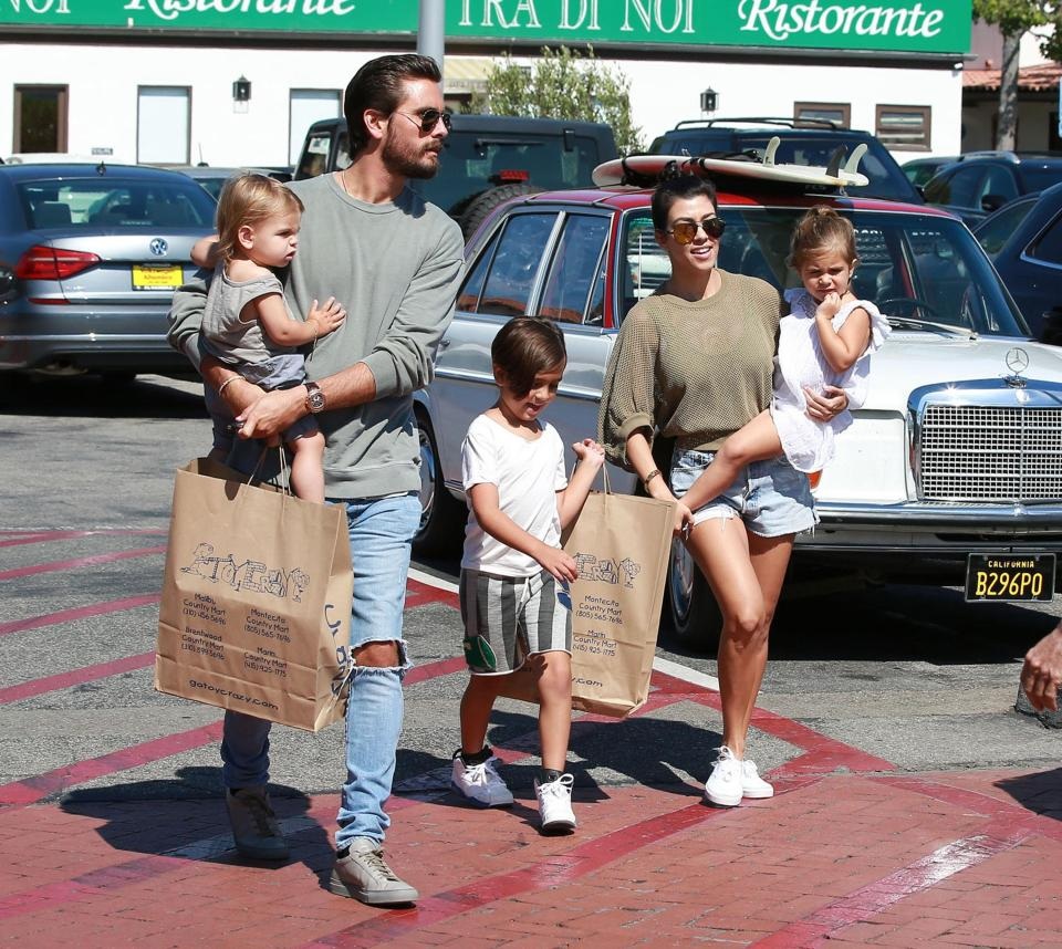 Dáng đẹp như bà mẹ ba con Kourtney Kardashian - 12
Kourtney và Scott bên ba đứa con chung. Một người bạn của nữ diễn viên truyền hình này cho hay, Scott muốn tái hợp với Kourtney nhưng cô không muốn vì thích cuộc sống độc thân hiện tại hơn.