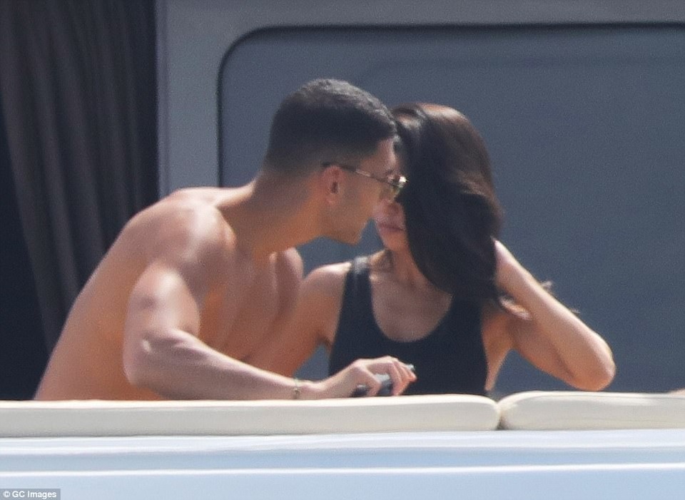 Kourtney Kardashian hẹn hò với"phi công trẻ" kém 14 tuổi - 1
Kourtney Kardashian và bạn trai trẻ Younes Bendjima đang cùng nhau đi nghỉ mát tại Cannes, Pháp