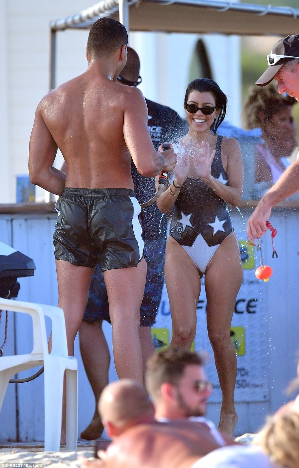 Kourtney Kardashian tình tứ bên phi công trẻ - 1
Kourtney Kardashian, 38 tuổi và bạn trai mới Younes Bendjima, 24 tuổi đang đi nghỉ mát tại St Tropez