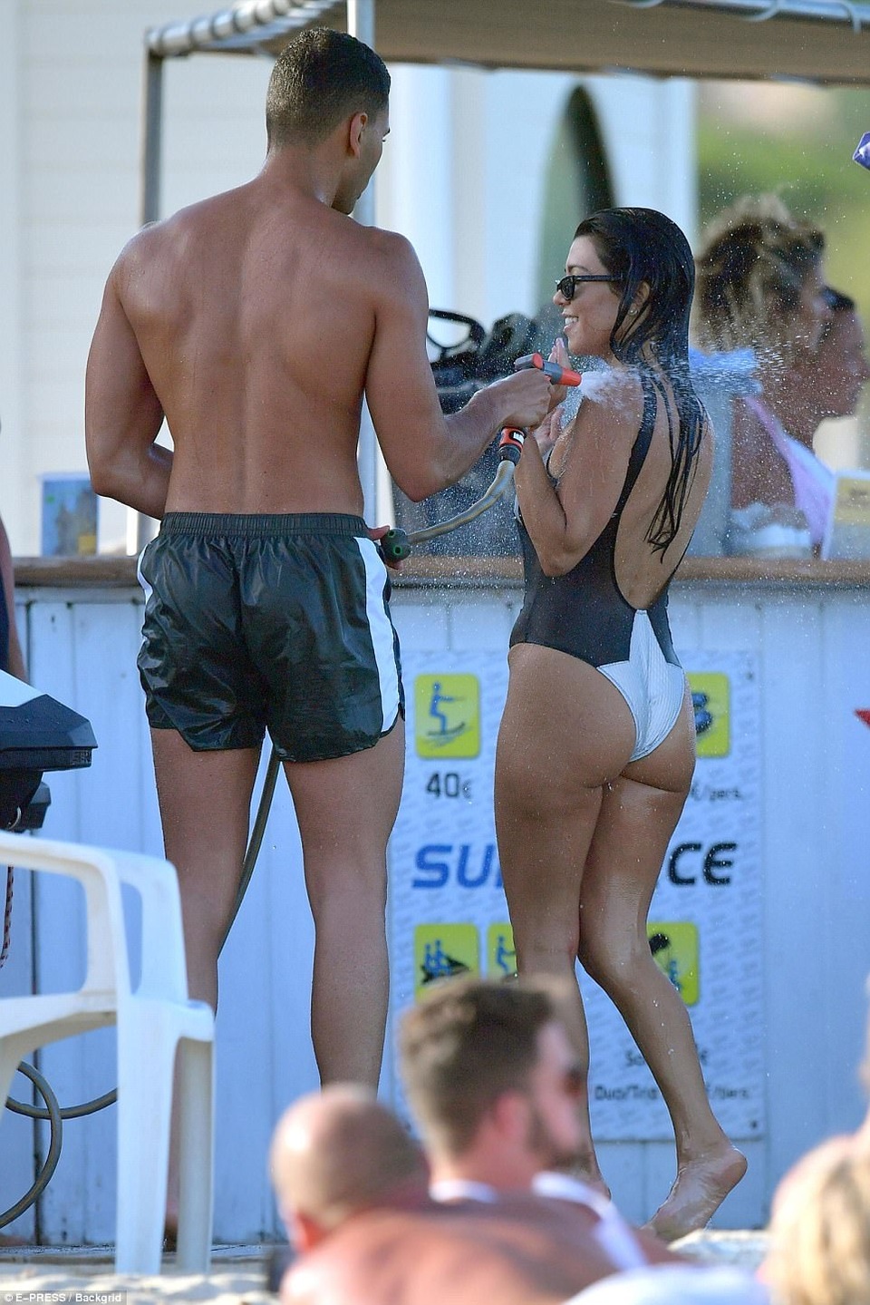 Kourtney Kardashian tình tứ bên phi công trẻ - 2
Bà mẹ ba con không giấu được hạnh phúc khi đi nghỉ mát cùng bồ mới