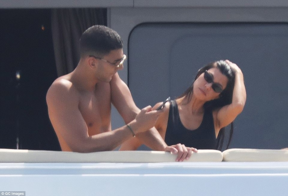 Kourtney Kardashian hẹn hò với"phi công trẻ" kém 14 tuổi - 5
Kourtney Kardashian, 38 tuổi thì đã có ba con với bạn trai cũ Scott Disick
