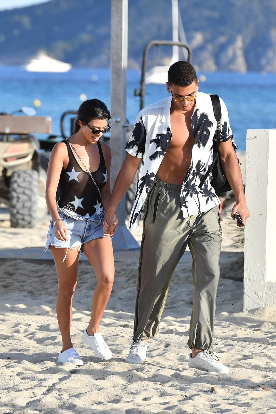 Kourtney Kardashian tình tứ bên phi công trẻ - 4
Cặp đôi này thu hút sự chú ý của thợ săn ảnh trên bãi biển