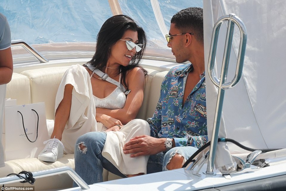 Kourtney Kardashian hẹn hò với"phi công trẻ" kém 14 tuổi - 7
Người đẹp giàu có tình tứ bên bồ mới khiến Scott Disick rất ghen tuông