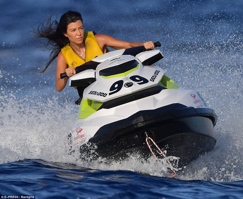 Kourtney Kardashian tình tứ bên phi công trẻ - 5
Kourtney Kardashian đã đưa Younes Bendjima cùng dự nhiều bữa tiệc tại LHP Cannes năm nay