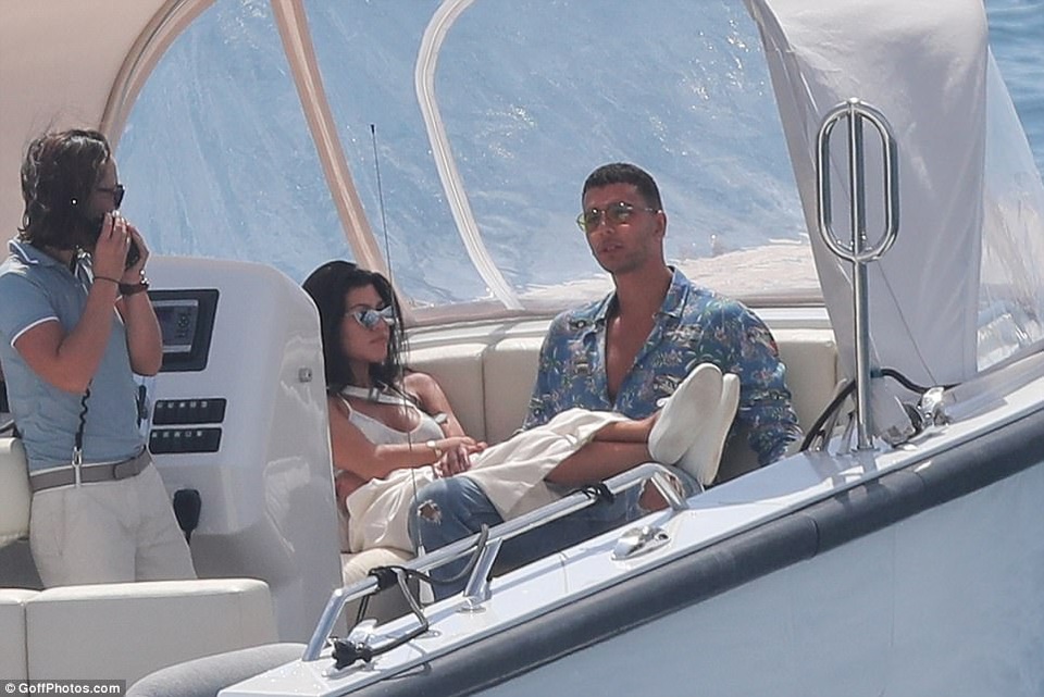 Kourtney Kardashian hẹn hò với"phi công trẻ" kém 14 tuổi - 9 Kourtney Kardashian hẹn hò với"phi công trẻ" kém 14 tuổi - 9
