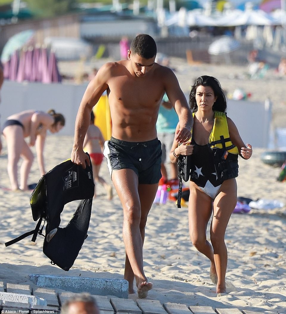 Kourtney Kardashian tình tứ bên phi công trẻ - 7
Scott Disick rất bực dọc khi biết bạn gái cũ có người tình mới, anh này cũng lập tức hò hẹn với diễn viên trẻ Bella Thorne.