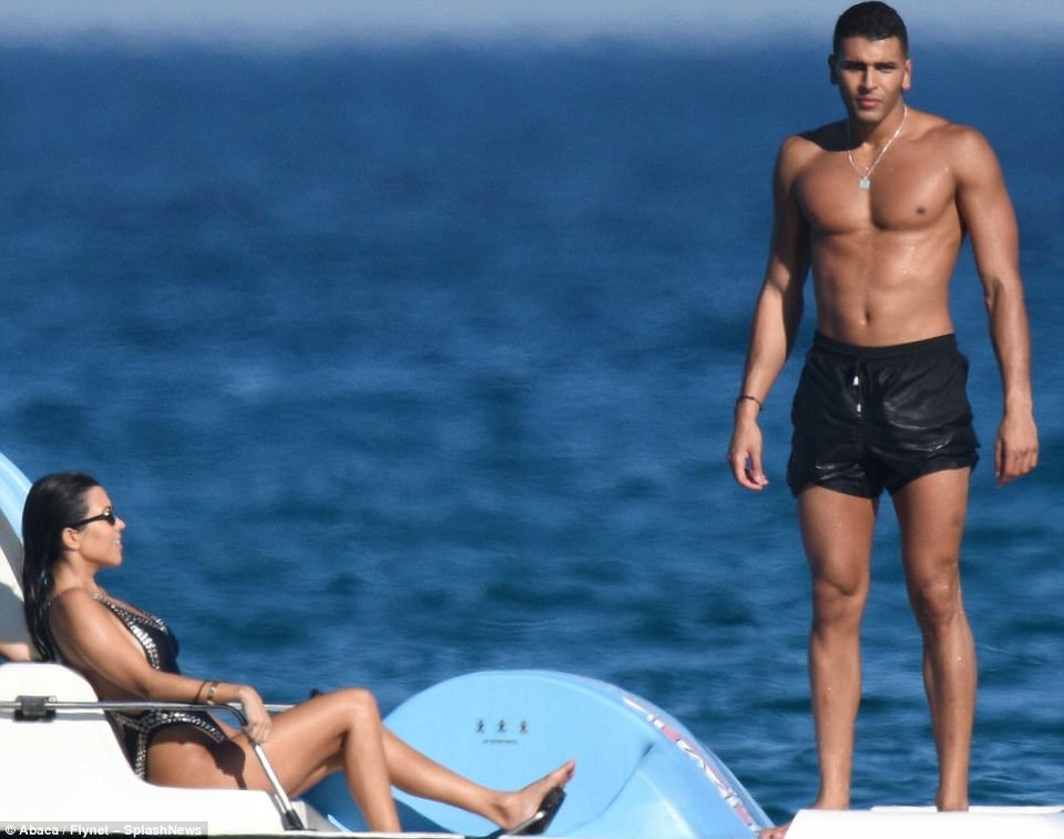 
Chị cô Kim từng hẹn hò lâu năm với bạn trai Scott Disick, cặp đôi có với nhau 3 mặt con nhưng không kết hôn
