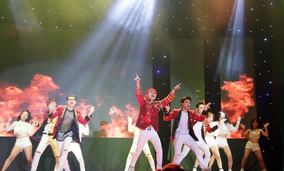 Bạn trẻ kể chuyện Thánh Gióng bằng vũ đạo cover Kpop - 7
Hóa thân thành nhóm nhạc thần tượng đình đám Bigbang trong bài hát quen thuộc Bang bang bang, những người bạn đến từ Hải Phòng Sound Wave Dance Crew không làm cho các fan của ban nhạc thất vọng.
