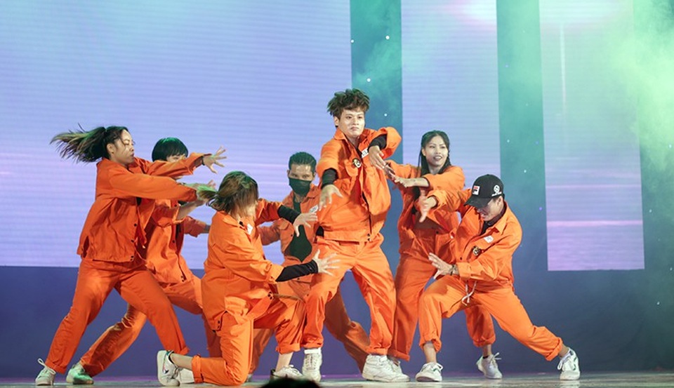 Bạn trẻ kể chuyện Thánh Gióng bằng vũ đạo cover Kpop - 9
Những chiến binh của Whatever Crew đem lại cái kết trọn vẹn cho đêm chung kết với tiết mục Warrior – B.A.P.