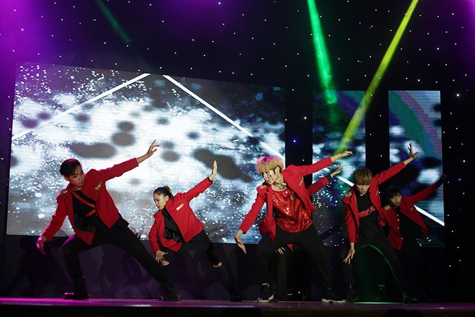 Bạn trẻ kể chuyện Thánh Gióng bằng vũ đạo cover Kpop - 6
Climax crew trình diễn những bước nhảy và thần thái của nhóm nhạc EXO một cách hoàn hảo.