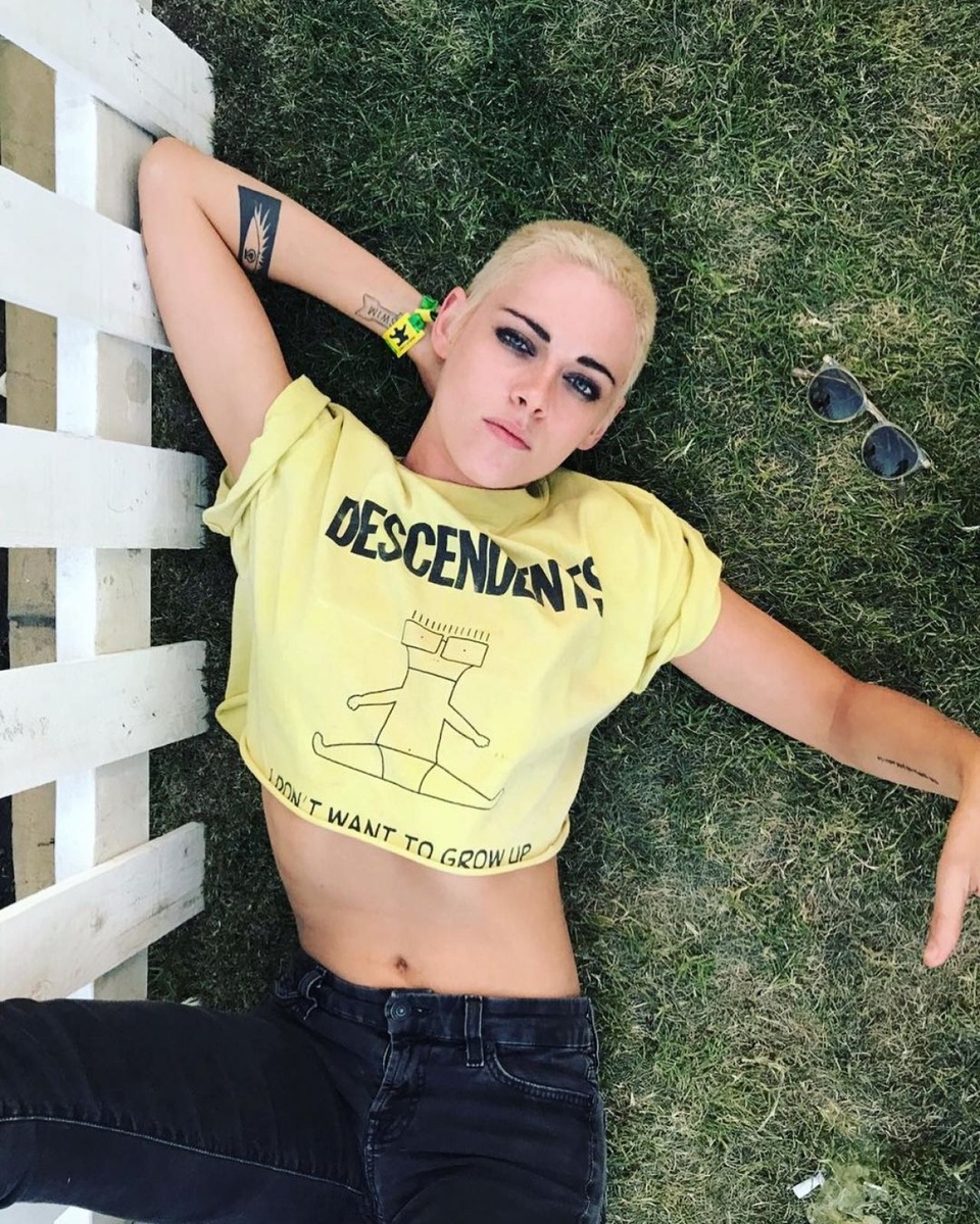 Kristen Stewart bị phát tán ảnh “nóng” - 2
Kristen Stewart công khai mình là người lưỡng tính và đang hò hẹn với phụ nữ.