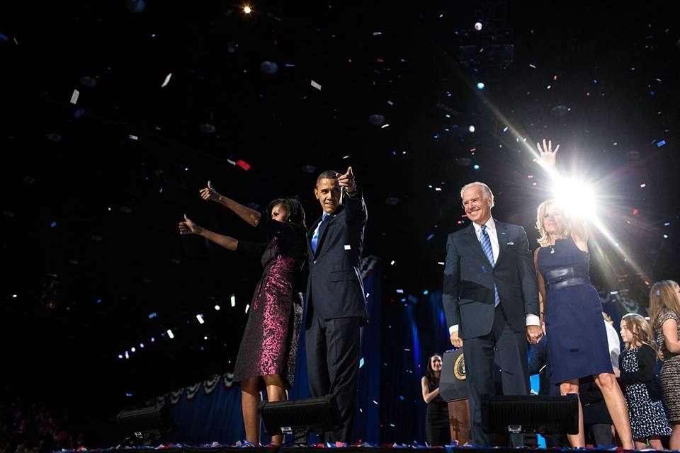 Những hình ảnh khó quên tại buổi lễ chia tay của Tổng thống Obama - 11
Vợ chồng Tổng thống Obama và Phó Tổng thống Joe Biden vẫy chào mọi người sau bài phát biểu. (Ảnh: Nhà Trắng)