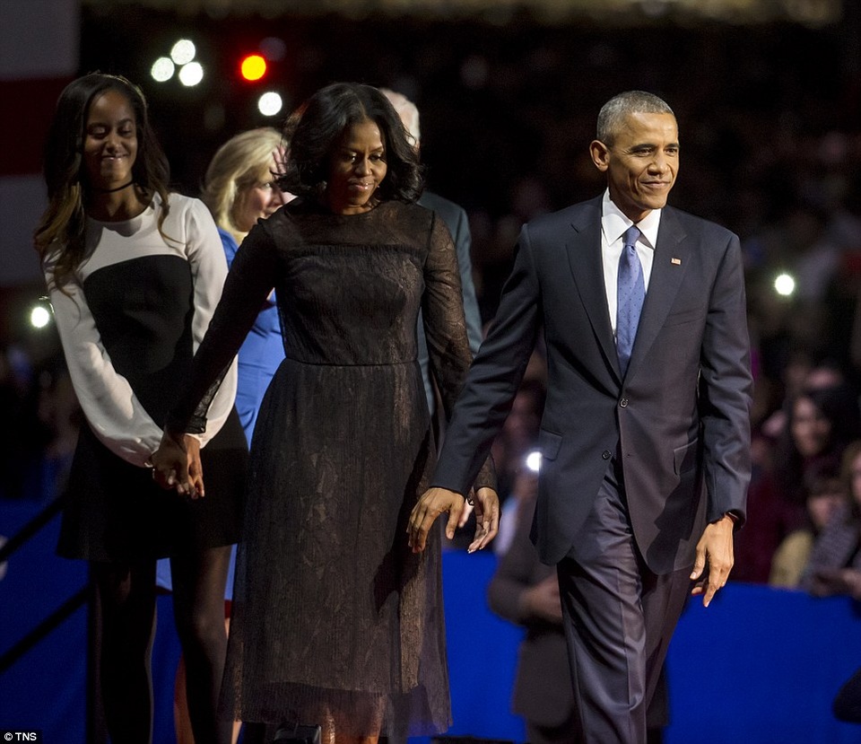Những hình ảnh khó quên tại buổi lễ chia tay của Tổng thống Obama - 10
Gia đình Tổng thống Obama cùng xuất hiện trên sân khấu sau bài phát biểu. (Ảnh: TNS)
