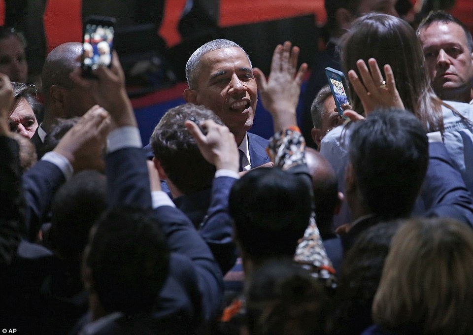 Những hình ảnh khó quên tại buổi lễ chia tay của Tổng thống Obama - 13
Tổng thống Obama chia tay với những người có mặt tại khán phòng. (Ảnh: AP)