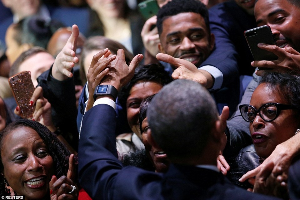 Những hình ảnh khó quên tại buổi lễ chia tay của Tổng thống Obama - 3
Tại đây, Tổng thống Obama đã nhận được sự chào đón nồng nhiệt của người dân, những người thậm chí đã hô lớn Thêm 4 năm nữa khi ông vừa bắt đầu bài phát biểu. (Ảnh: Reuters)