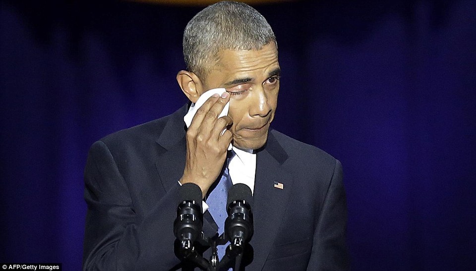 Những hình ảnh khó quên tại buổi lễ chia tay của Tổng thống Obama - 5
Trong phần cuối của bài phát biểu kéo dài 50 phút, Tổng thống Obama đã dành những lời tri ân đến người dân Mỹ, bạn bè, gia đình, những người đã sát cánh cùng ông trong suốt thời gian qua. Ông đã không giấu được những giọt nước mắt khi nói những lời tri ân. (Ảnh: AFP)
