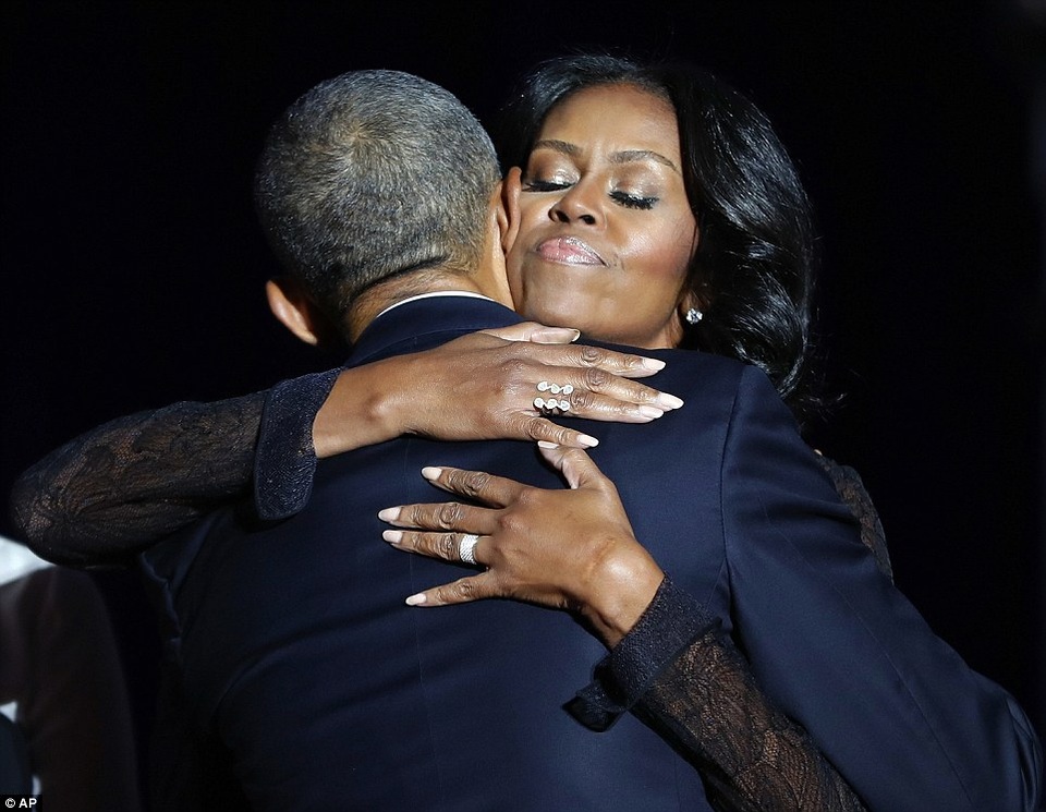 Những hình ảnh khó quên tại buổi lễ chia tay của Tổng thống Obama - 7
Suốt 25 năm qua, em không chỉ là vợ, là mẹ của các con anh mà còn là người bạn thân thiết của anh. Em tự nguyện gánh vác trọng trách mà em không bắt buộc phải làm với sự tao nhã, phong cách và hài hước riêng… Tôi tự hào về em, đất nước cũng tự hào về em, Tổng thống nói khi ca ngợi Đệ nhất phu nhân Michelle. (Ảnh: AP)