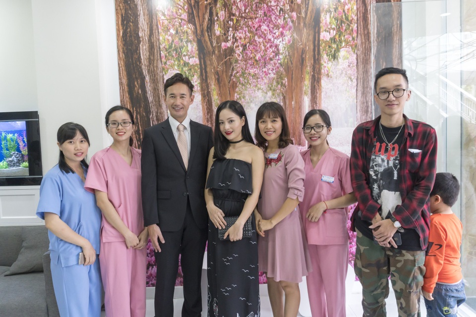 Nhiều ưu đãi khi khai trương phòng khám Nha Mikuni 2 - 5
Bác sĩ Ikushima Akihito cùng diễn viên Lan Phương và đội ngũ nhân viên Mikuni tại lễ khai trương Mikuni 2 sáng 12/11