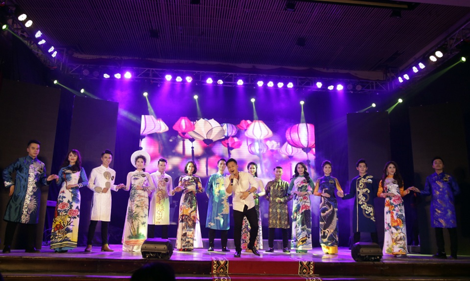 Nữ sinh cao 1m73 đăng quang Hoa khôi ĐH Kinh tế quốc dân - 1
Toàn cảnh 14 thí sinh xuất sắc nhất của đêm chung kết cuộc thi Insight Out – Sinh viên thanh lịch ĐH Kinh tế quốc dân.