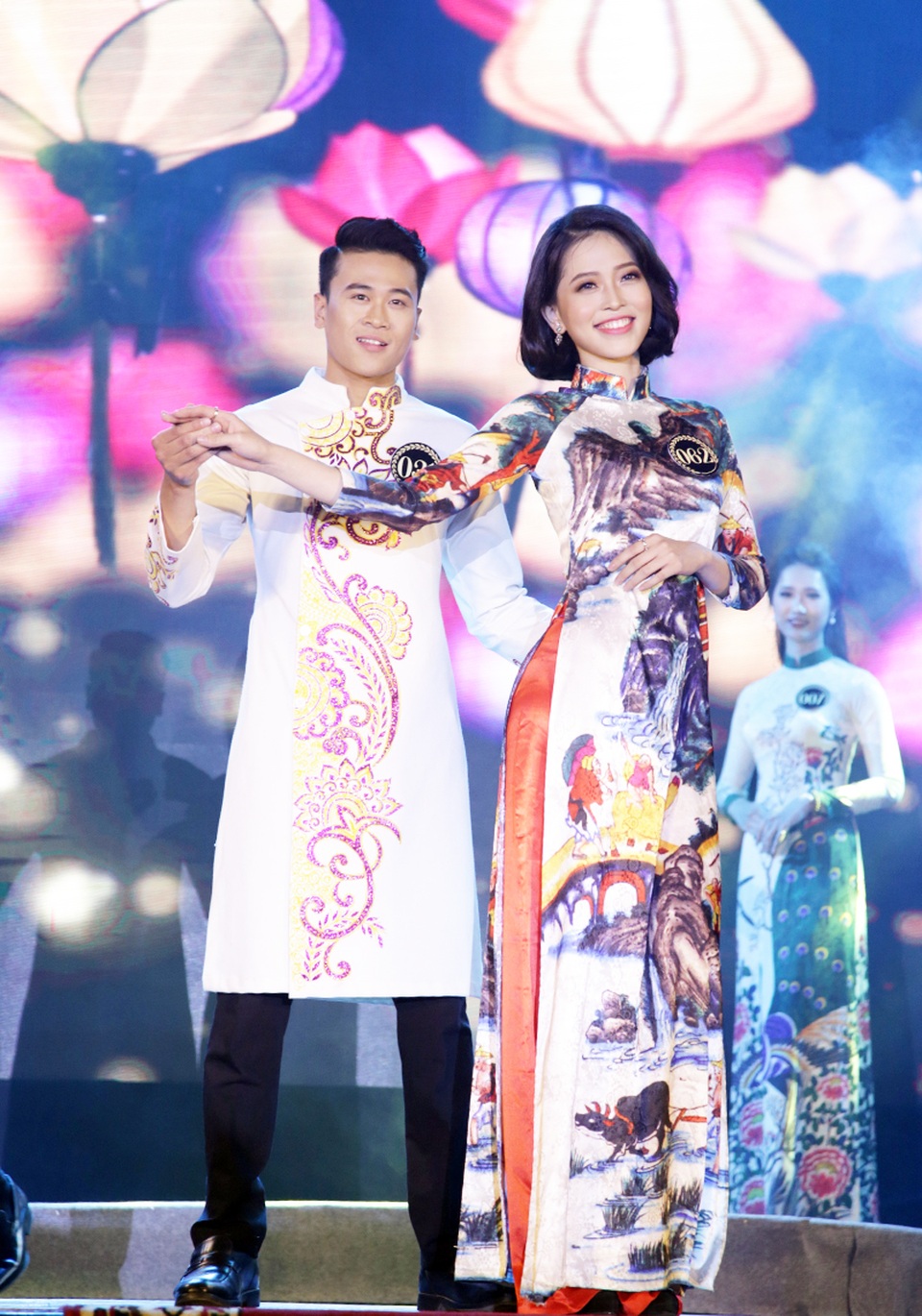 Nữ sinh cao 1m73 đăng quang Hoa khôi ĐH Kinh tế quốc dân - 5
Phương Nga kết hợp ăn ý với thí sinh Phạm Đức Huy trong phần thi trang phục truyền thống