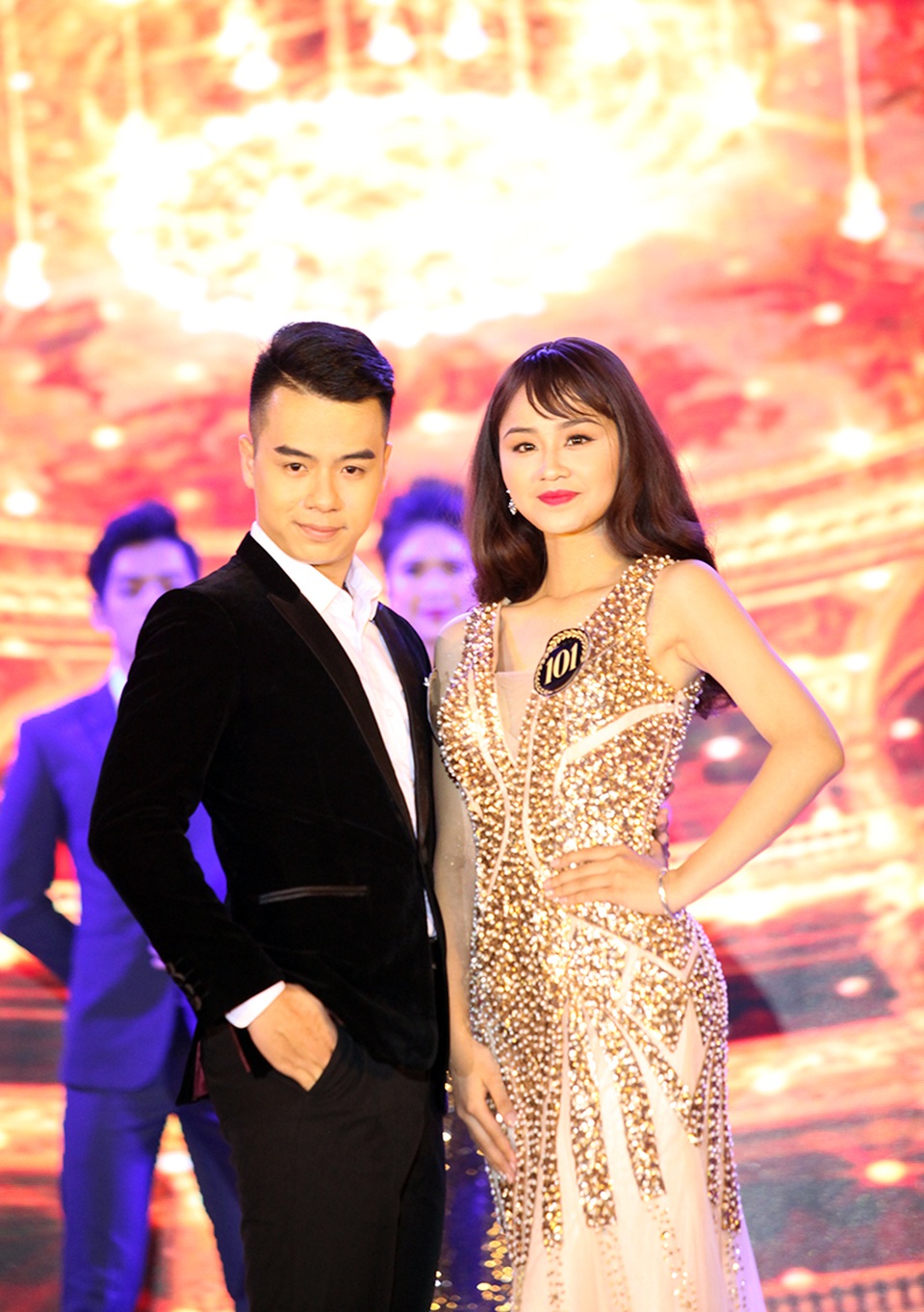 Nữ sinh cao 1m73 đăng quang Hoa khôi ĐH Kinh tế quốc dân - 7
Nam vương Tống Ngọc Hải sánh vai bên người bạn Ngô Phương Thảo. Phương Thảo cũng giành giải Á khôi 2 của cuộc thi.