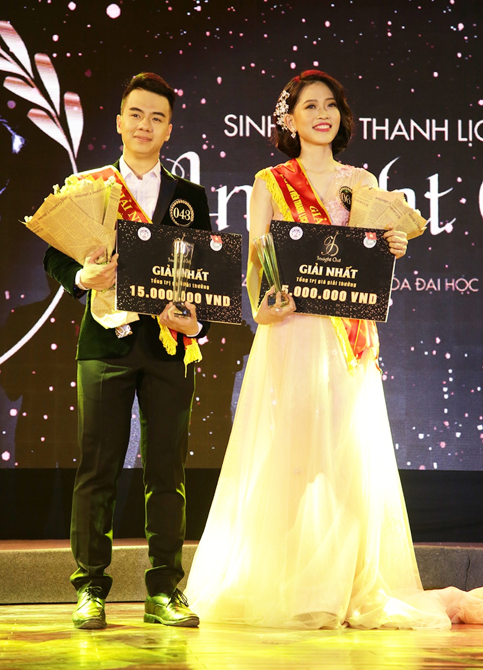 Nữ sinh cao 1m73 đăng quang Hoa khôi ĐH Kinh tế quốc dân - 2
Khoảnh khắc đăng quang của tân Nam vương – Hoa khôi ĐH Kinh tế quốc dân