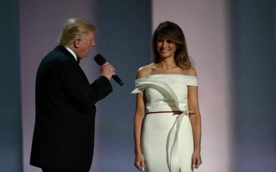 Vợ chồng tân Tổng thống Trump tình tứ trong tiệc khiêu vũ ăn mừng - 2
Phát biểu tại tiệc khiêu vũ đầu tiên, Tổng thống Donald Trump chia sẻ, ông cảm thấy vô cùng tuyệt vời trong ngày đầu tiên trở thành tổng tư lệnh đất nước. (Ảnh: Getty)