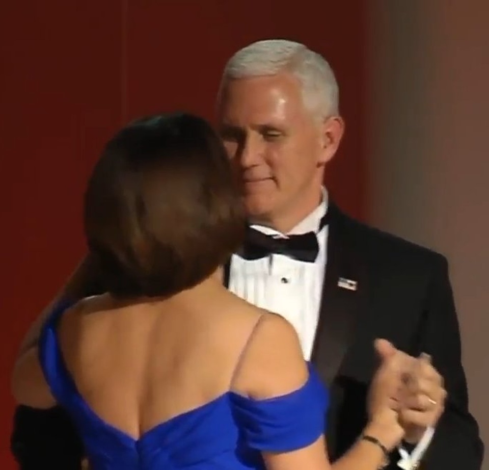 Vợ chồng tân Tổng thống Trump tình tứ trong tiệc khiêu vũ ăn mừng - 11
Phó Tổng thống Mike Pence và phu nhân cũng tham gia khiêu vũ. (Ảnh: Twitter)